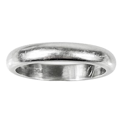 Lot 29 - A platinum band ring.