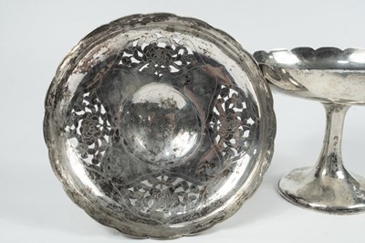 Lot 4 - A pair of Chinese silver tazzas, stamped Zeewo, circa 1920.