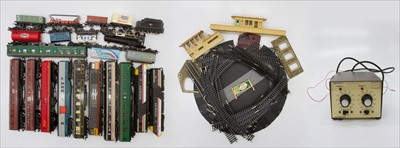 Lot 600M - 00 Gauge model railways comprising: Box 1:...
