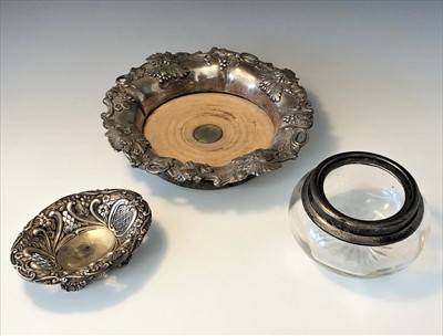 Lot 2043 - A pierced silver bonbon dish together with a...