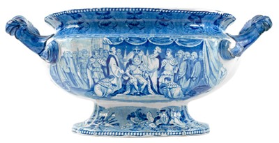 Lot 41 - A blue and white tureen