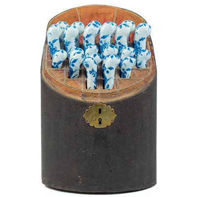Lot 286 - An 18th-century box with Worcester knives and forks