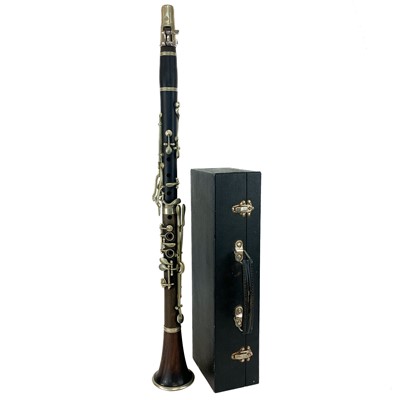 Lot 214 - An early 20th century rosewood clarinet.