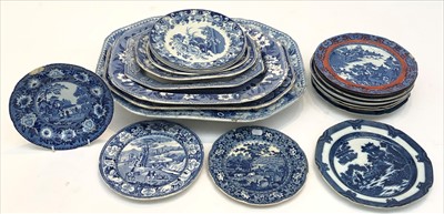 Lot 1452 - Miscellaneous blue and white pottery to...