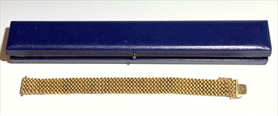 Lot 2608 - An Arthur Saunders 9ct gold basket weave...