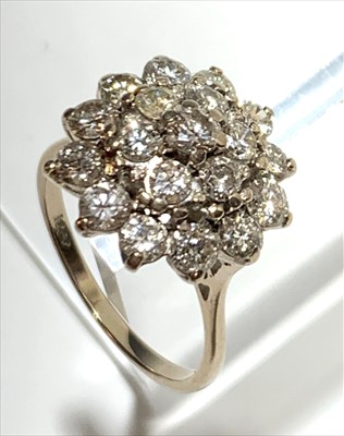 Lot 2590 - A good diamond cluster ring.