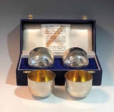 Lot 2079 - A cased pair of silver tumbler cups in 17th...