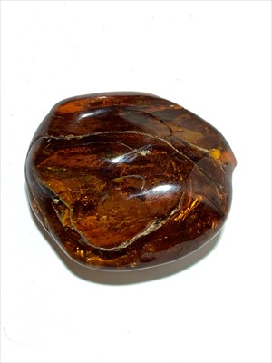 Lot 2598 - A large piece of amber, 7.6 x 6.5 x 3.3cm, 90g.
