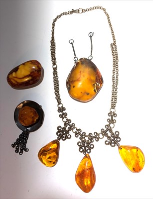 Lot 2622 - An amber necklace, an amber brooch and two...