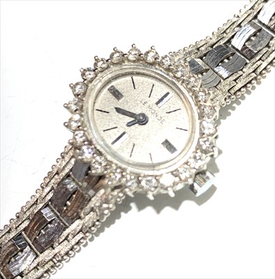 Lot 2412 - A ladies 18ct white gold cased Le Monde...